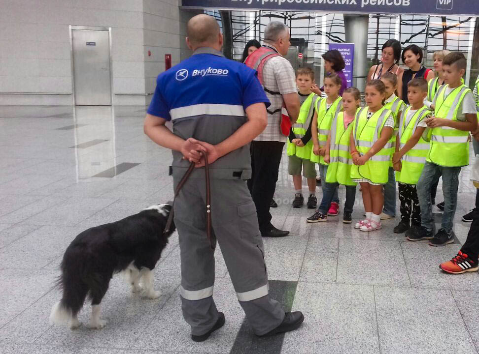 Международный аэропорт Внуково провел экскурсию для детей сотрудников воздушной гавани | Международный аэропорт Внуково