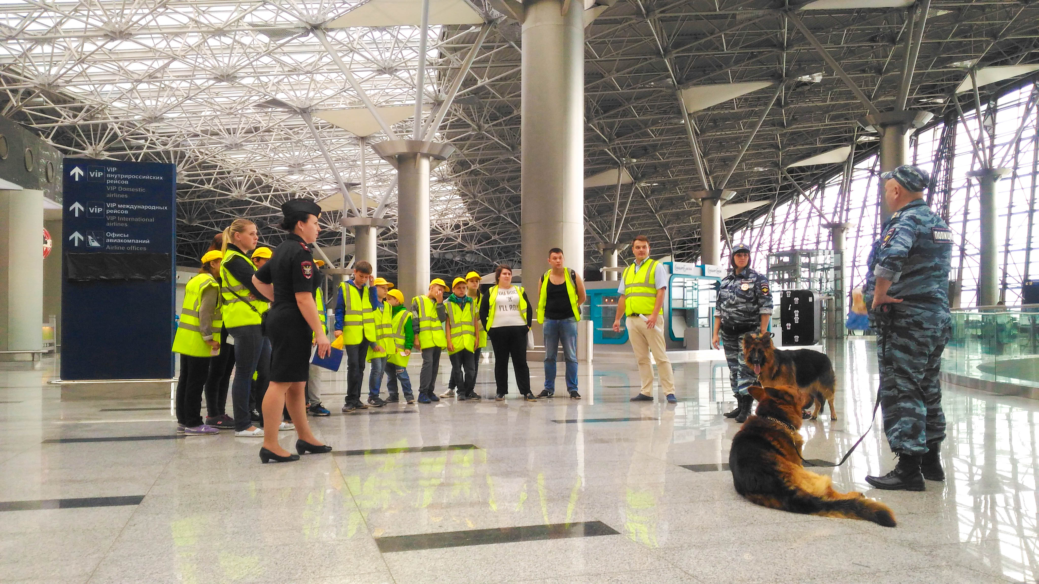 Международный аэропорт Внуково провел экскурсию для детей Центра социальной помощи семье и детям | Международный аэропорт Внуково