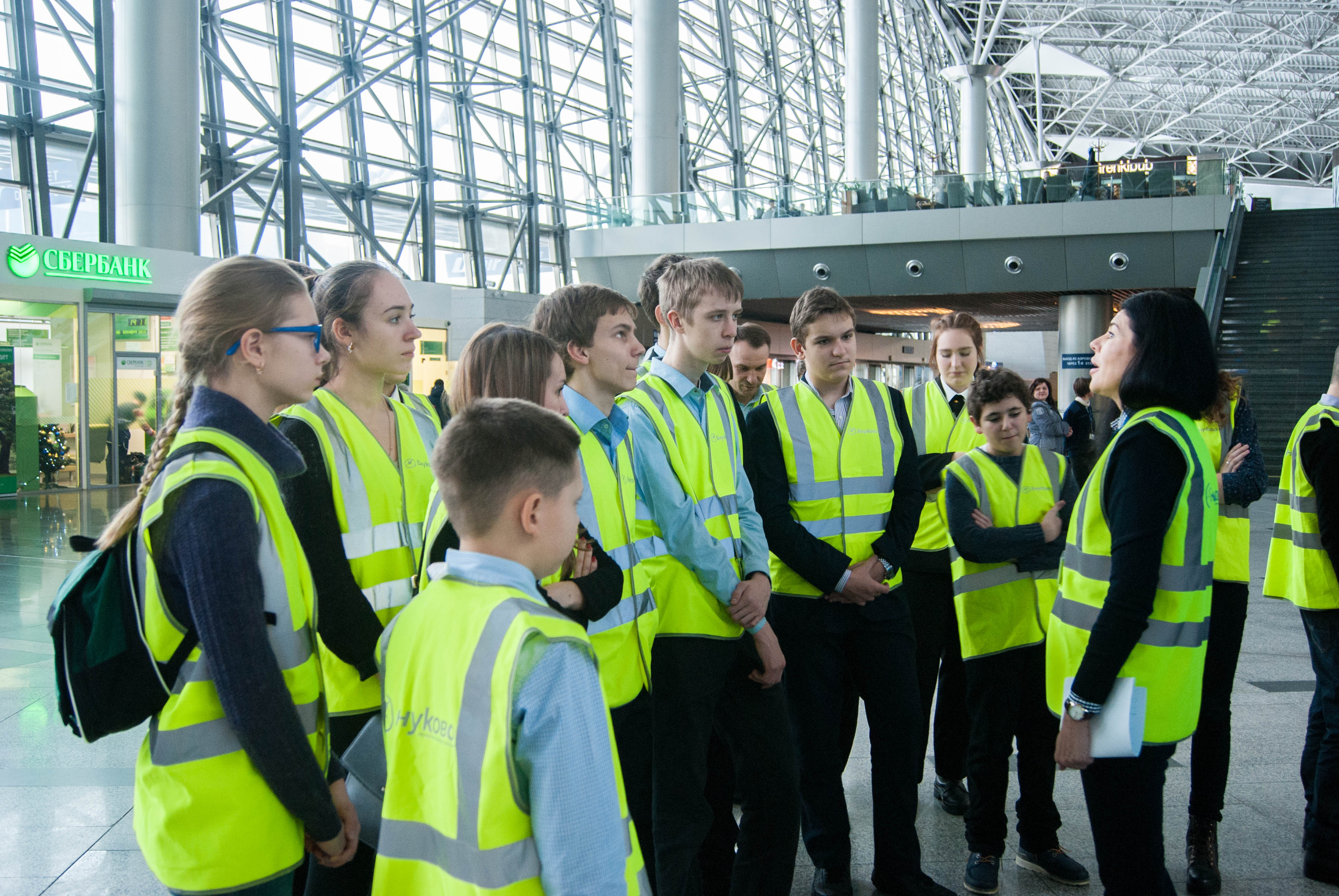 Аэропорт Внуково провел экскурсию для учеников школы с углубленным изучением математики и информатики | Международный аэропорт Внуково