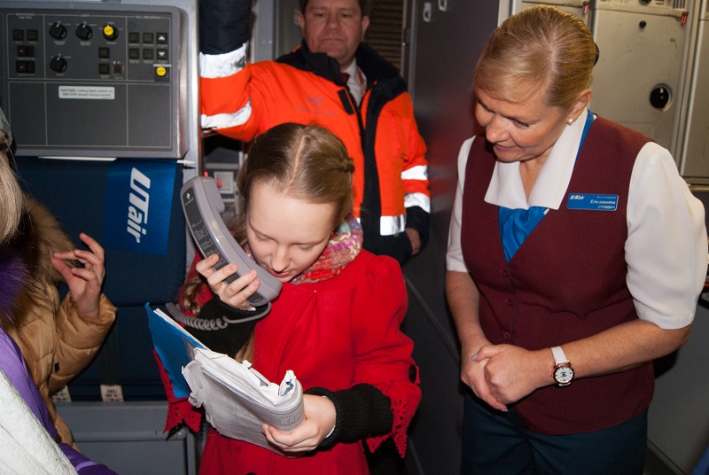 Международный аэропорт Внуково совместно с авиакомпанией «ЮТэйр» провел экскурсию для детей – подопечных фонда «Подари жизнь» | Международный аэропорт Внуково