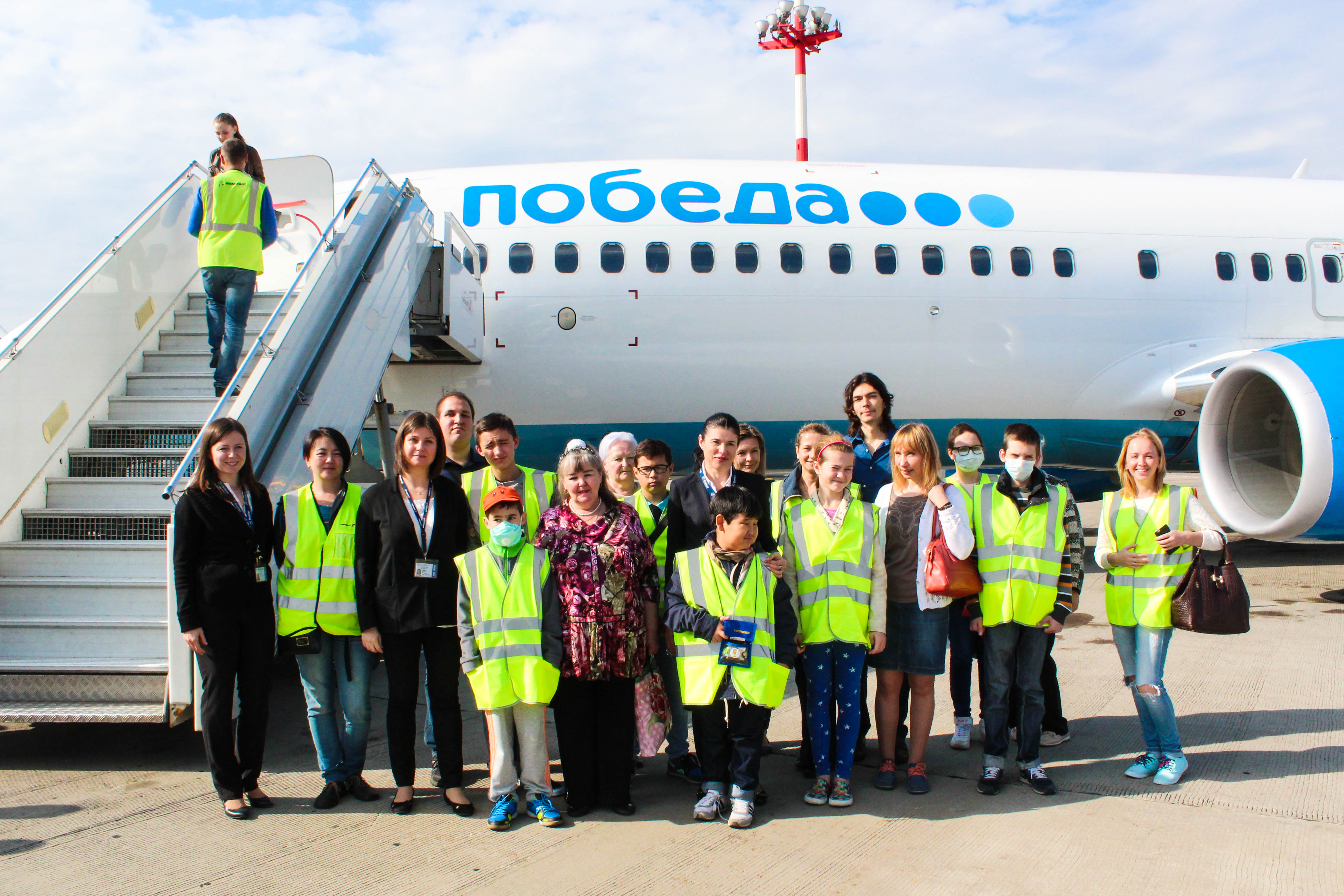 Аэропорт Внуково совместно с авиакомпанией «Победа» организовали экскурсию для детей – подопечных фонда «Подари жизнь» | Международный аэропорт Внуково