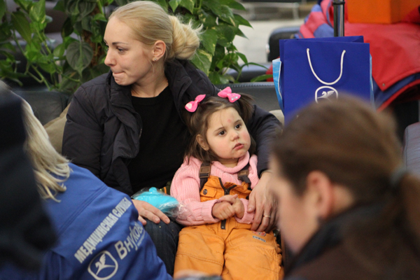 Павел Астахов встретил очередной борт с тяжелобольными детьми из Донбасса в аэропорту Внуково | Международный аэропорт Внуково
