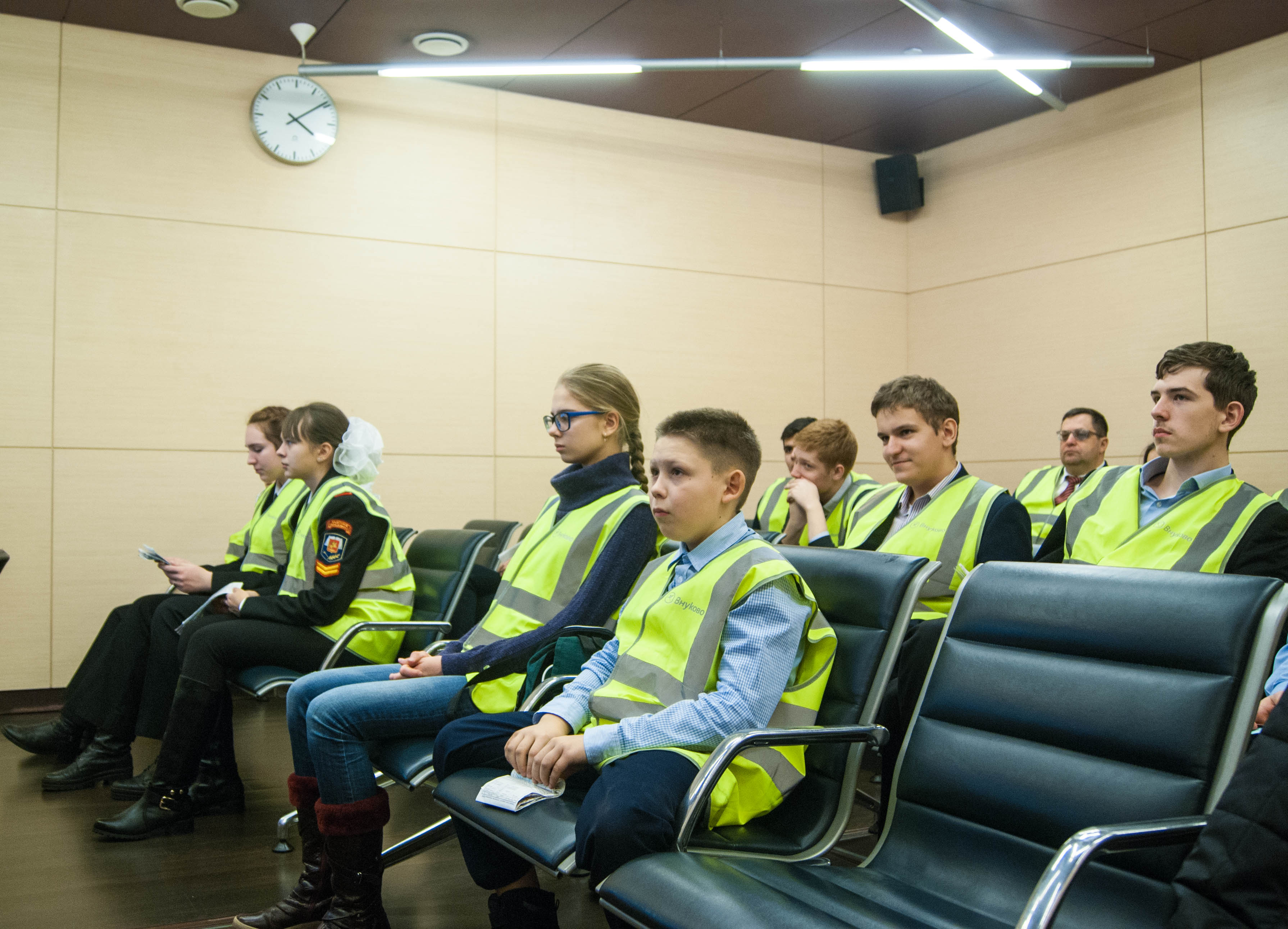 Аэропорт Внуково провел экскурсию для учеников школы с углубленным изучением математики и информатики | Международный аэропорт Внуково