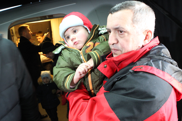 Павел Астахов встретил очередной борт с тяжелобольными детьми из Донбасса в аэропорту Внуково | Международный аэропорт Внуково