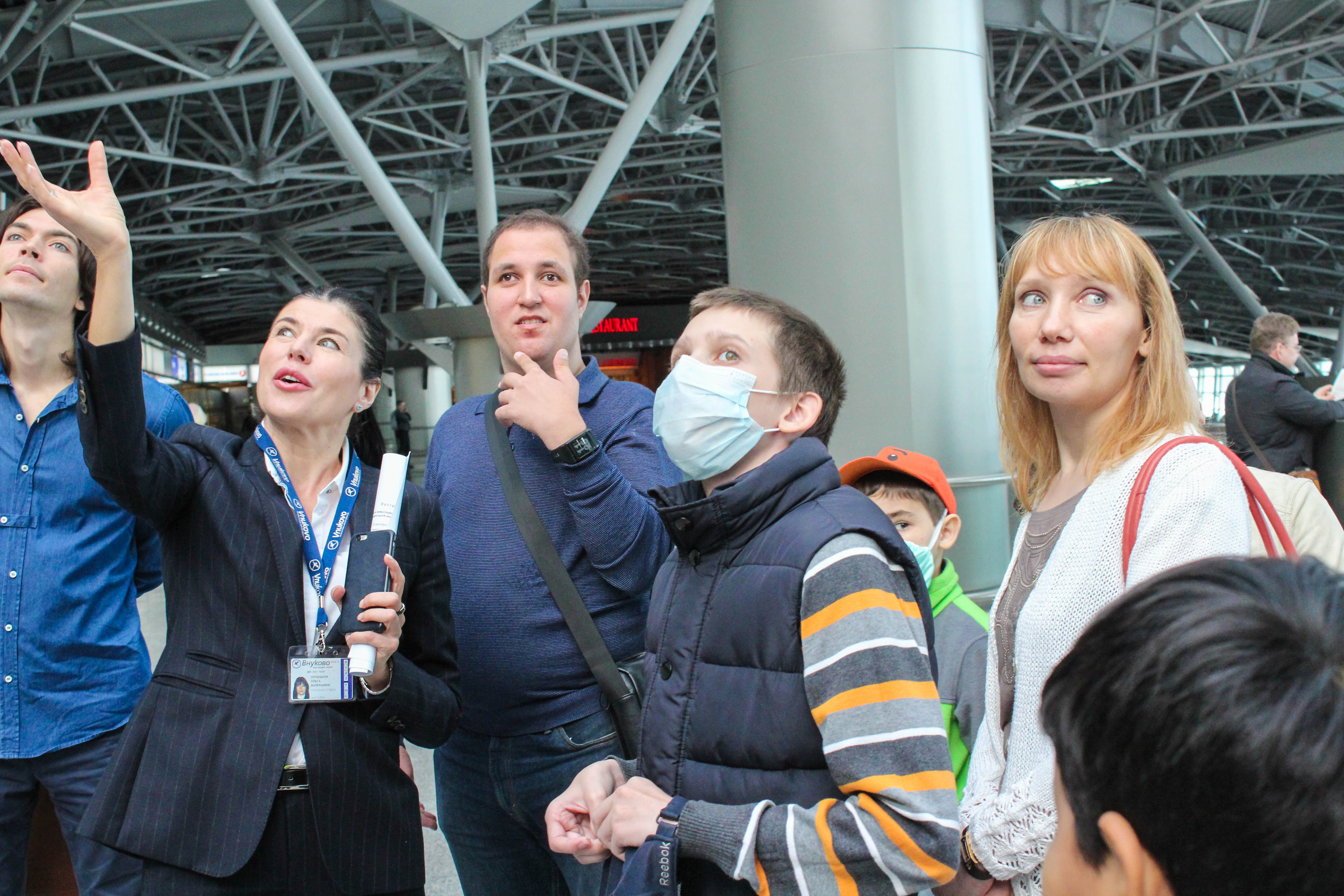 Аэропорт Внуково совместно с авиакомпанией «Победа» организовали экскурсию для детей – подопечных фонда «Подари жизнь» | Международный аэропорт Внуково