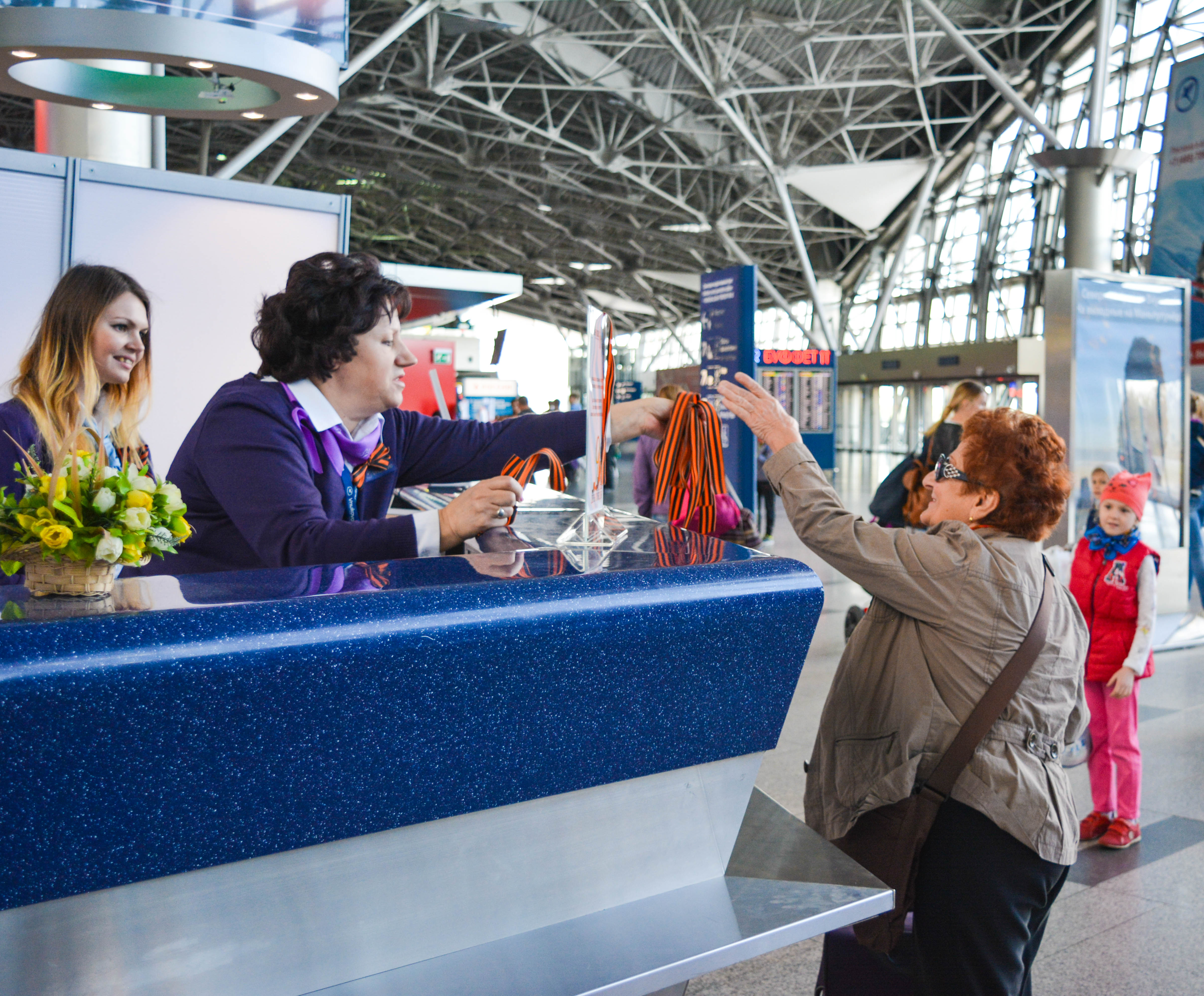 Пассажиры смогут получить Георгиевские ленточки в аэропорту Внуково | Международный аэропорт Внуково