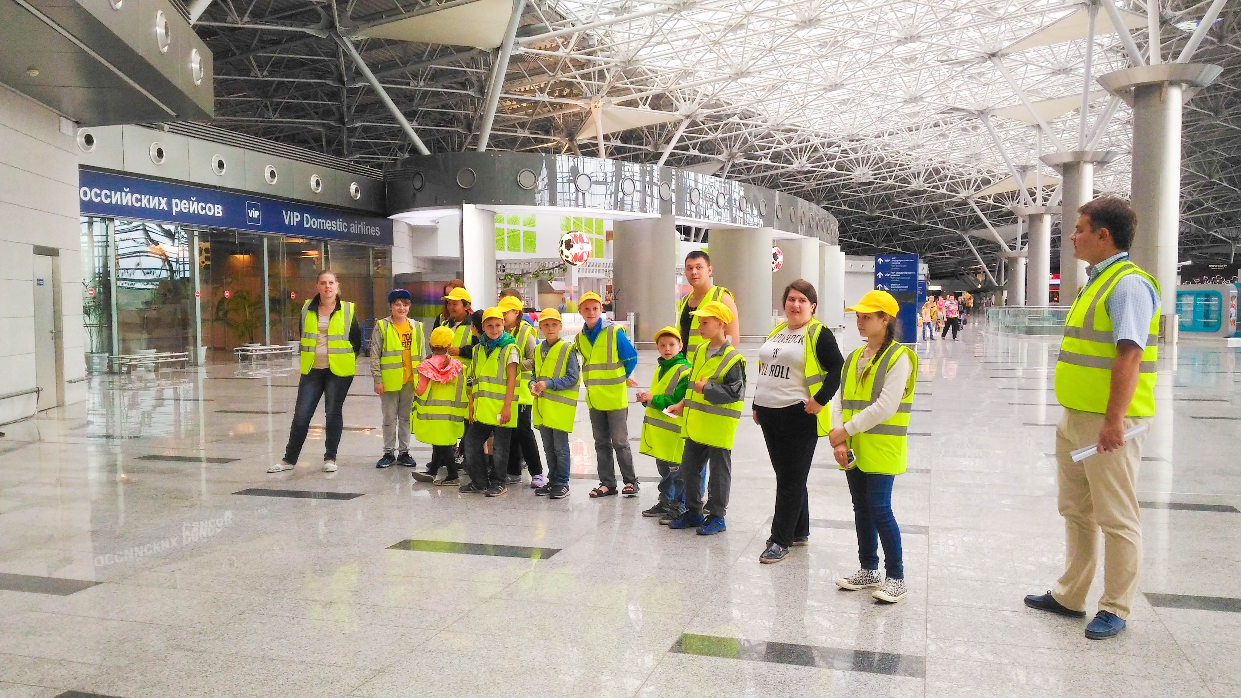 Международный аэропорт Внуково провел экскурсию для детей Центра социальной помощи семье и детям | Международный аэропорт Внуково