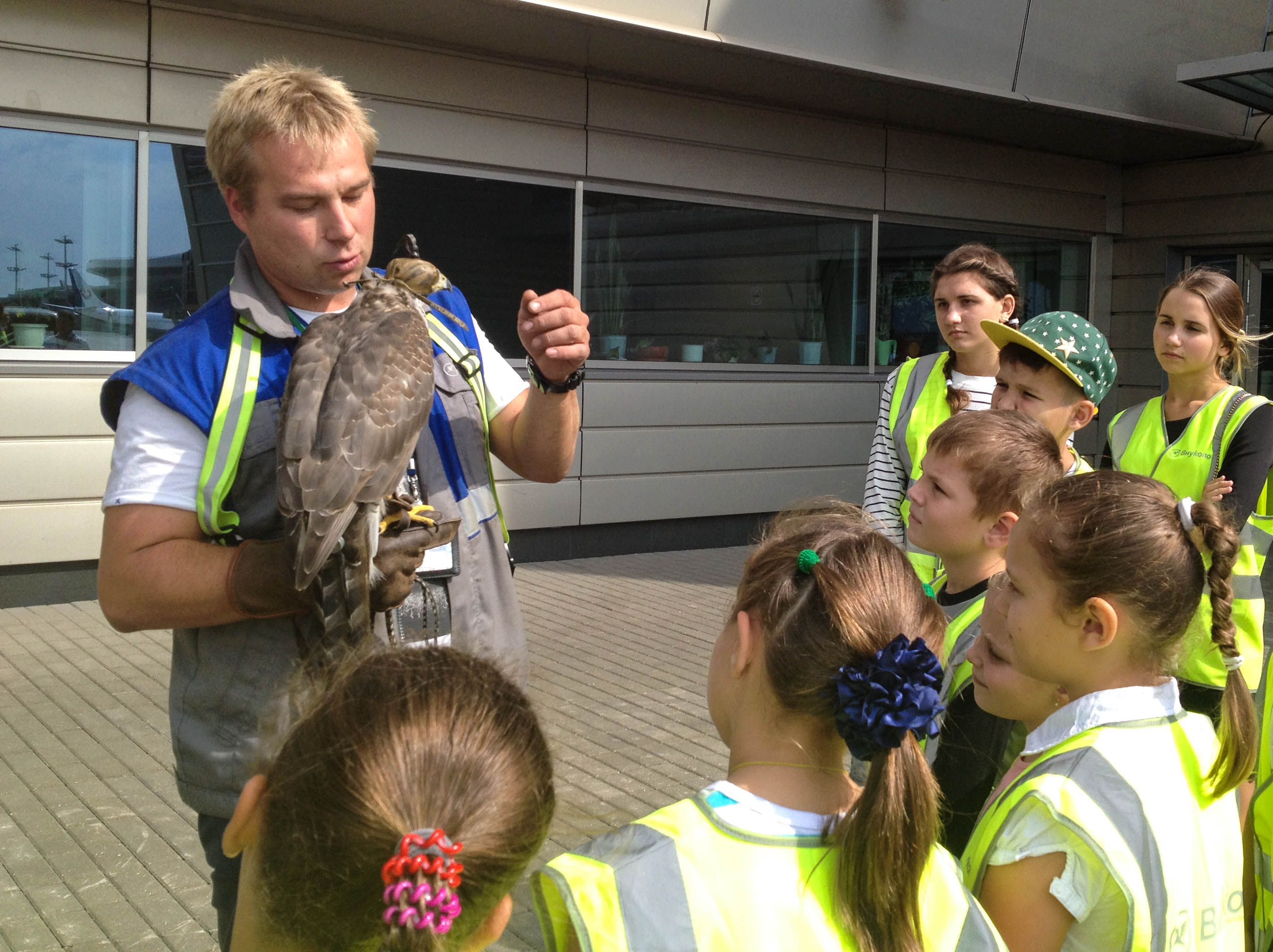 Международный аэропорт Внуково провел экскурсию для детей сотрудников воздушной гавани | Международный аэропорт Внуково