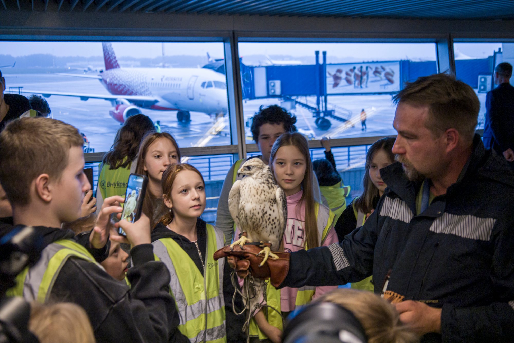В аэропорту Внуково провели экскурсию для детей участников СВО