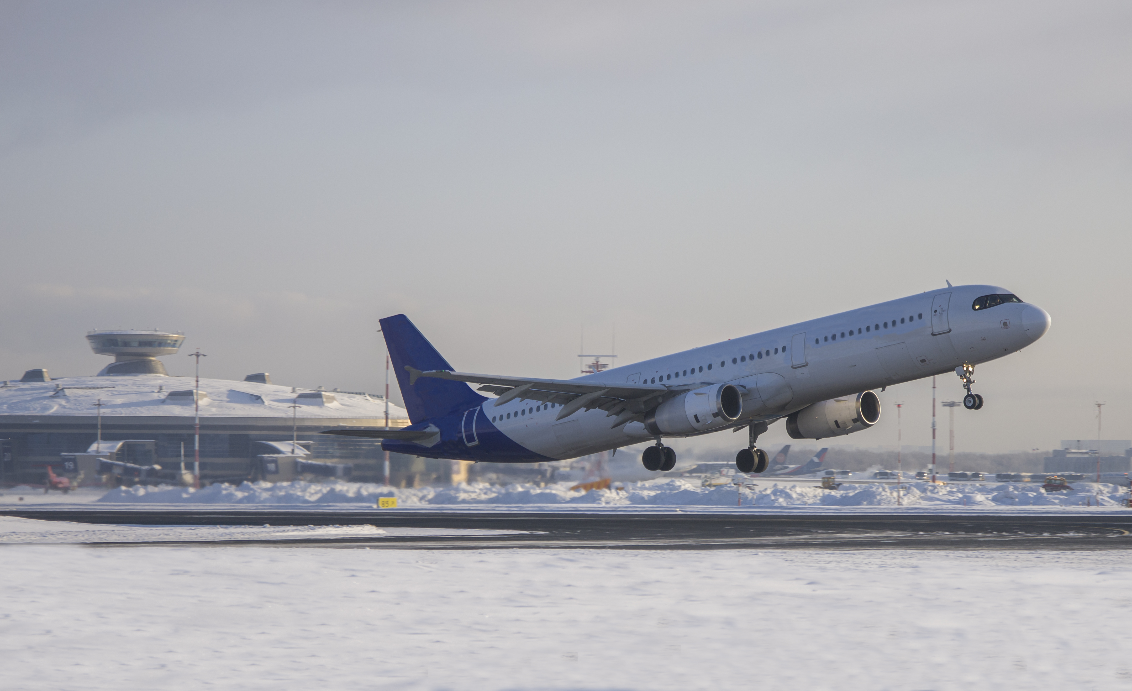 Поздравление с Днём работника гражданской авиации генерального директора АО «Международный аэропорт «Внуково» Д. Ю. Ерзаковича