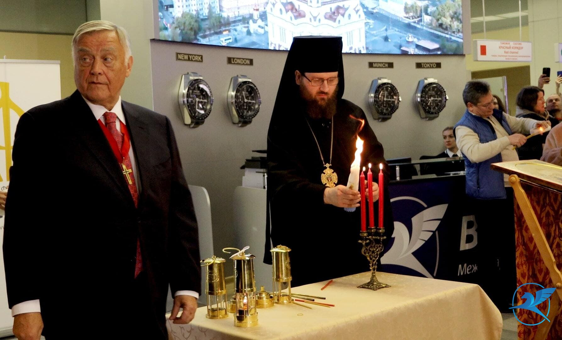 Во Внуково-3 прибыл Благодатный огонь из Иерусалима | Международный аэропорт Внуково